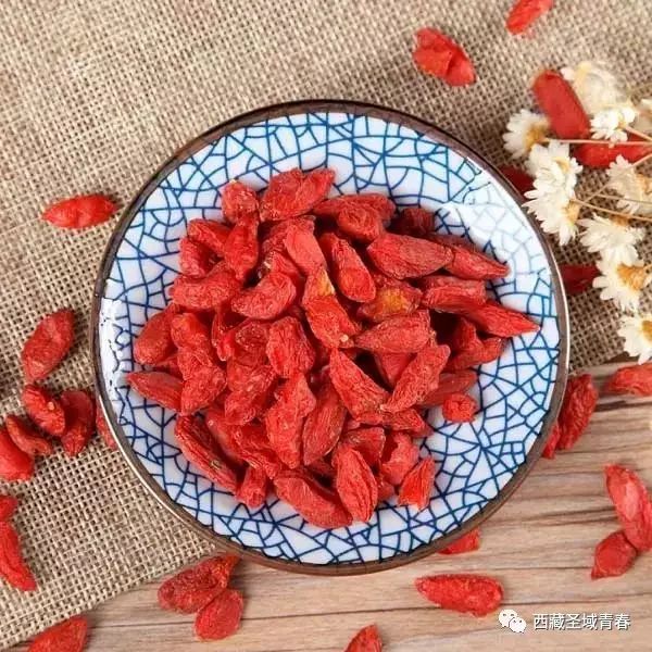 枸杞怎么吃能治病？枸杞跟这些搭配吃效果惊人，胜过吃补药！
